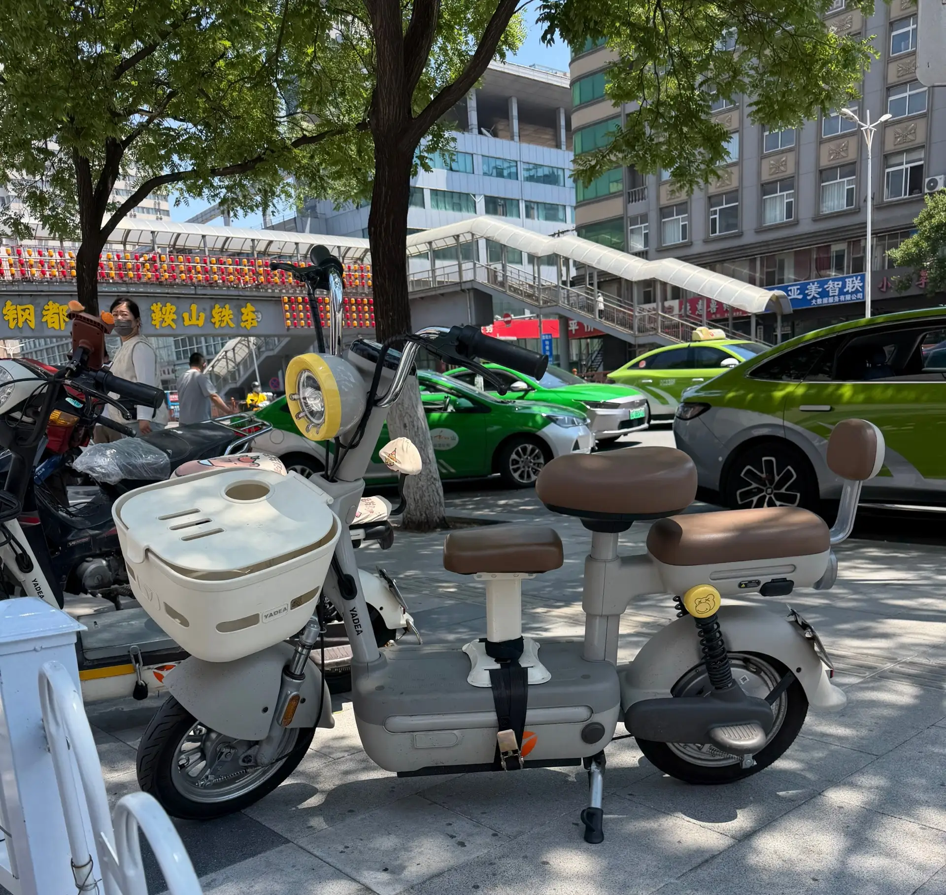 Транспорт в Китае 🇨🇳

Часто вижу в китайских городах такую картину: 
мама на крошечном мотоцикле
 