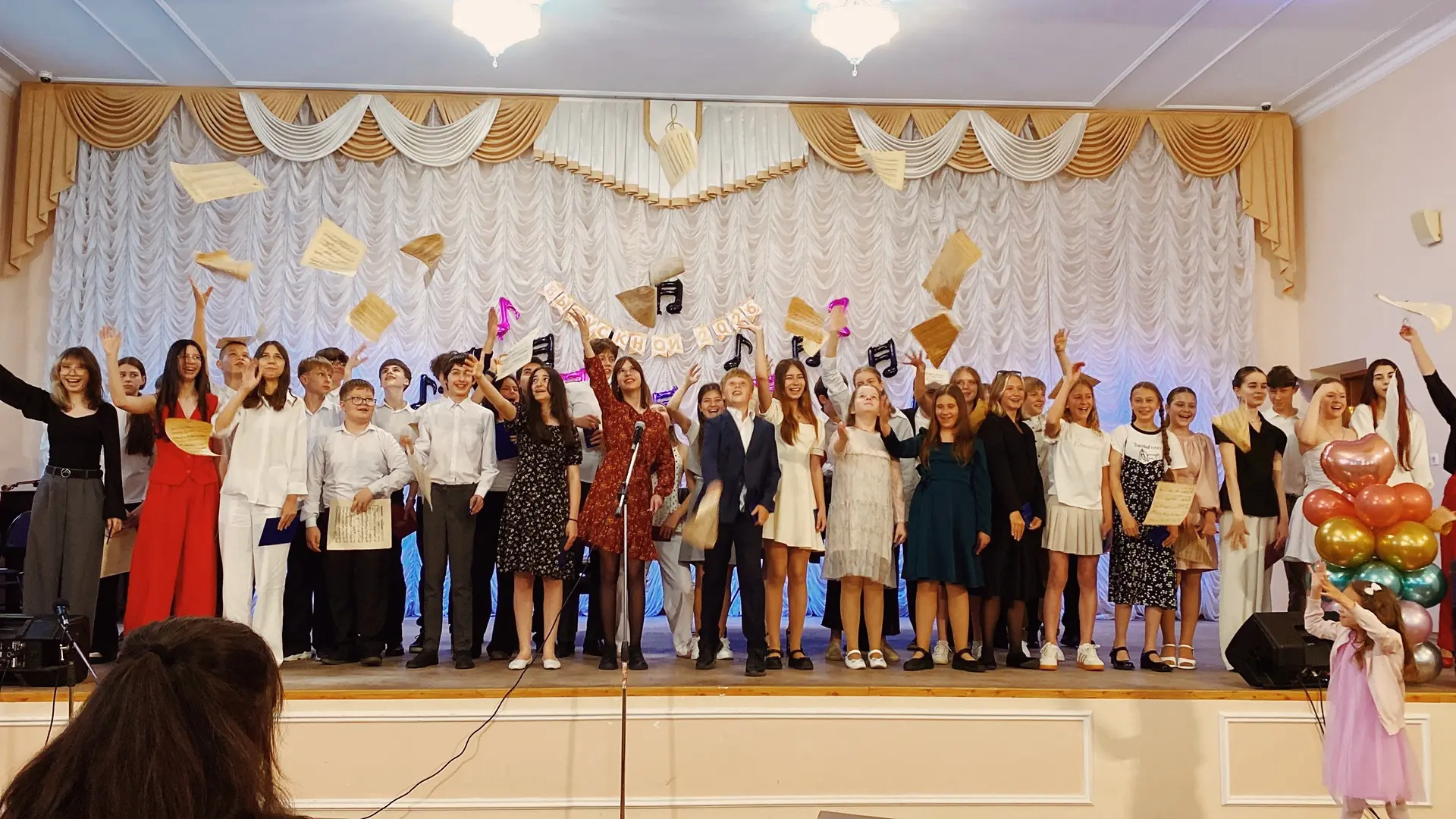 И еще о нашем Выпускном🎉

Много добрых слов прозвучало, много шуток, много было смеха, порой нервно