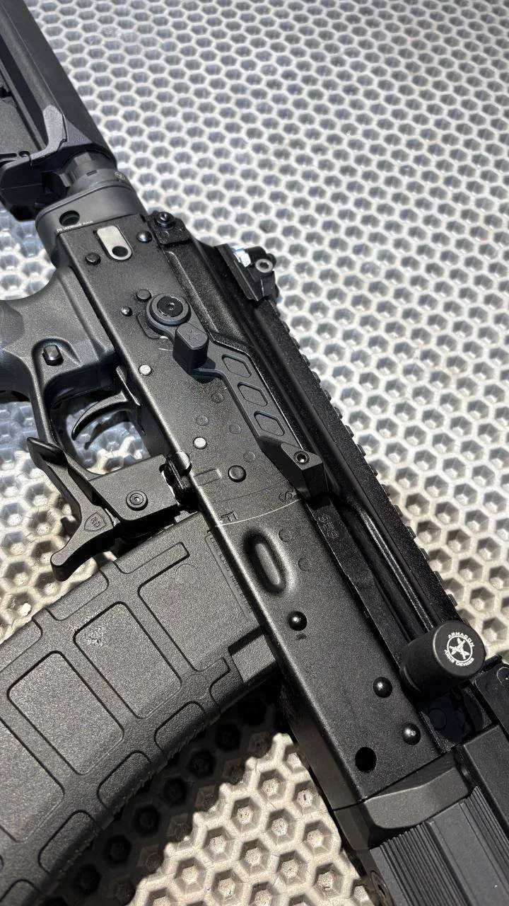 Карабин TR3 gen.2 (АК-12). Такая сборка позволила значительно повысить эргономику оружия. Сюда отлич