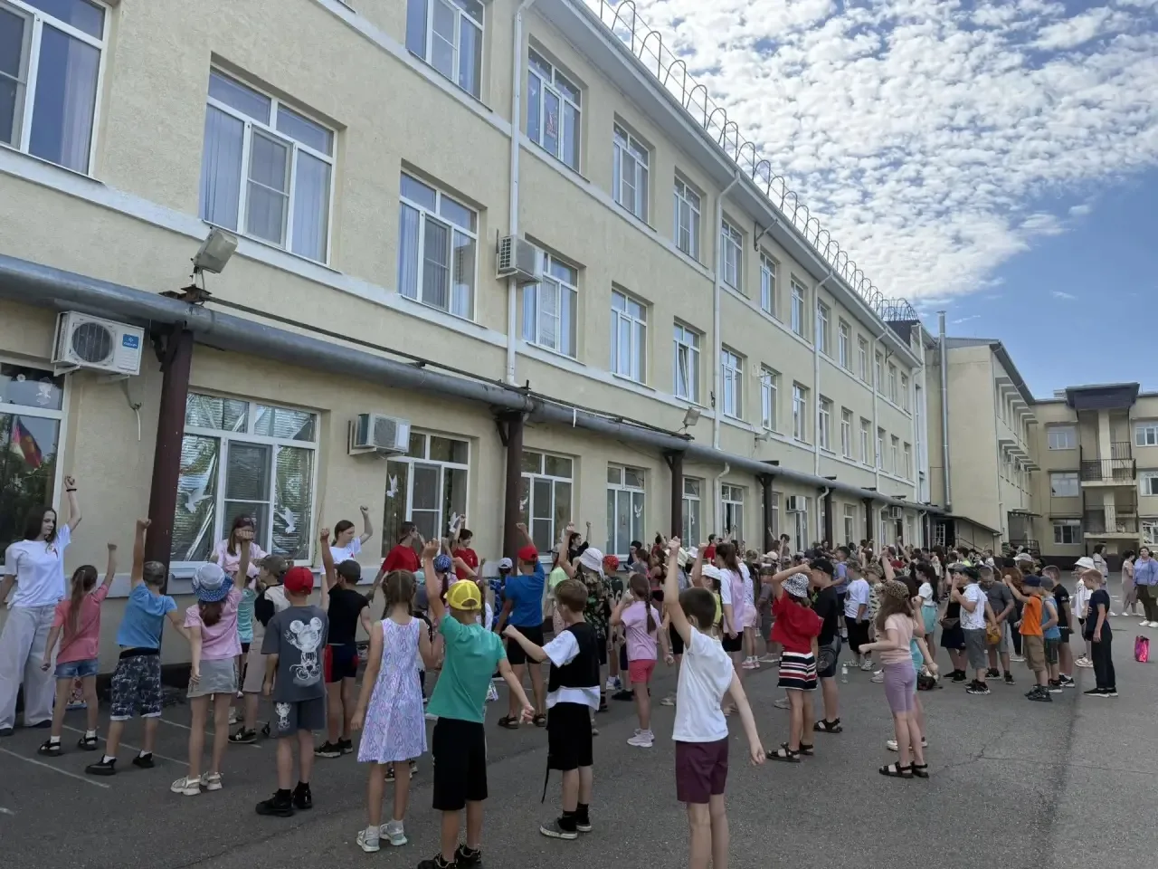 Сегодняшний день в лагере побил рекорд по насыщенности! Успели всё: и размяться, и поплавать, и в ки