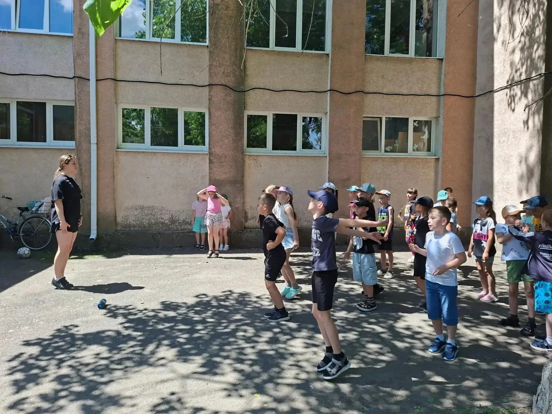 🎉 В нашем пришкольном лагере "Малышок" прошёл вдохновляющий мастер-класс по акробатическому рок-н-р