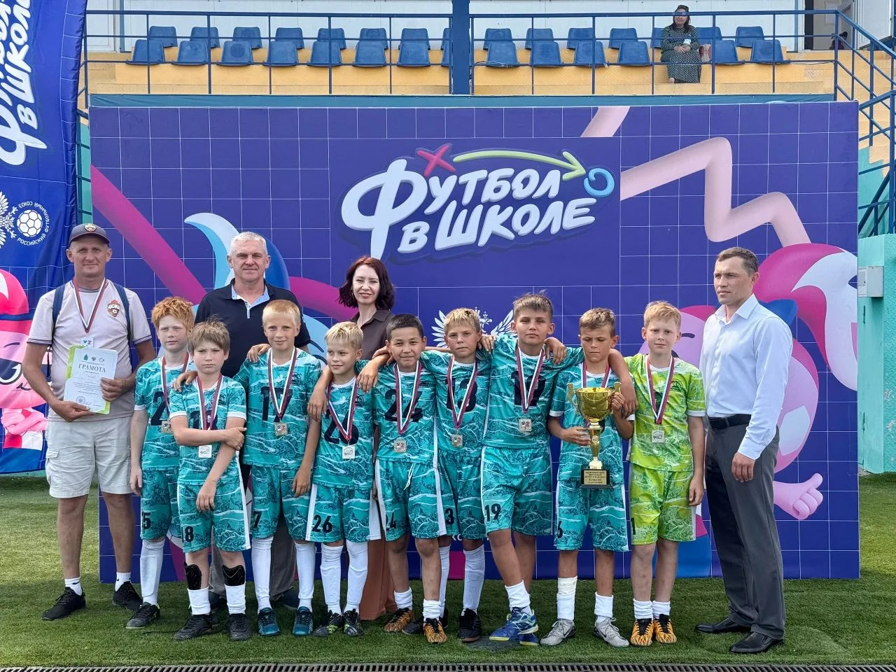 🏆 Серебро у «Острова»! Мы — в числе лучших футбольных школ региона!

На стадионе «Центральный» прог