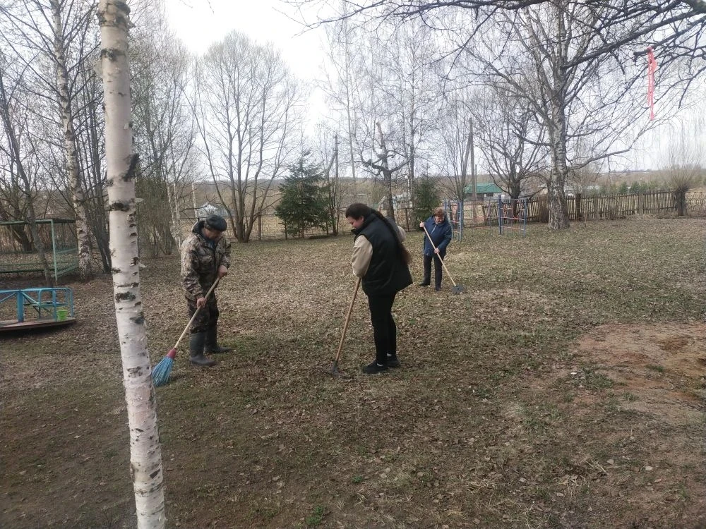 В нашем детском саду в весенние месяцы 🌸 активно идут работы по благоустройству и санитарной очистк