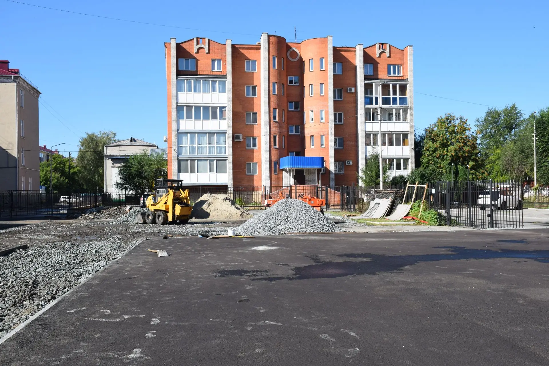 До начала учебного года остался месяц. Поэтому сегодня проверили ремонт в школах и детских садах. Дв