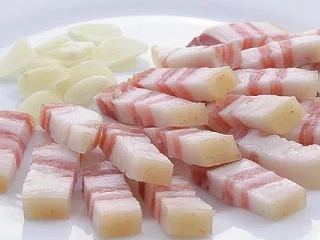 Как посолить сало, чтобы через сутки было готово?

Как вкусно и быстро посолить сало в домашних усло