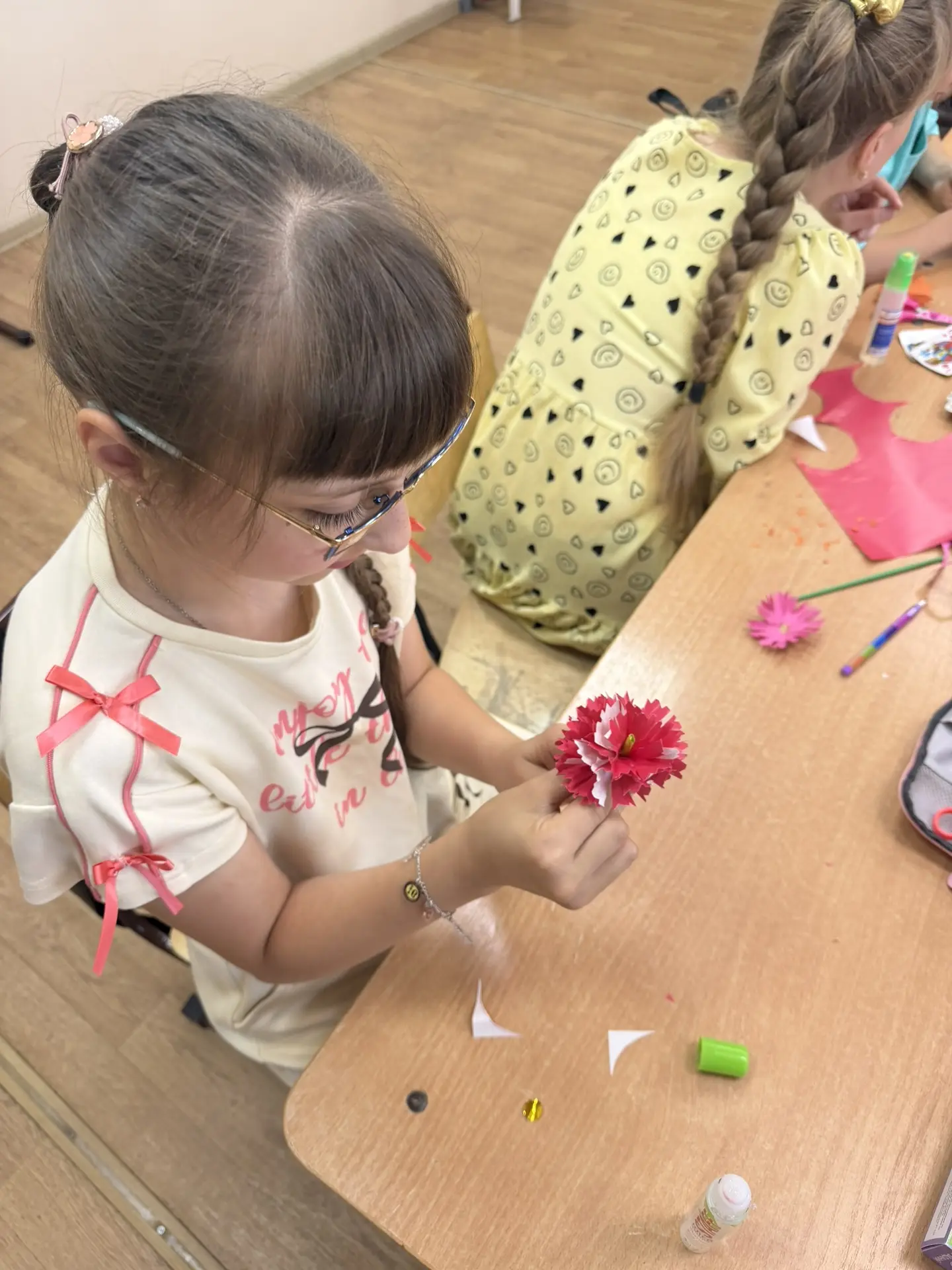 ✂️Сегодня в нашем лагере отряды создали своими руками гвоздики — цветы, которые традиционно символиз