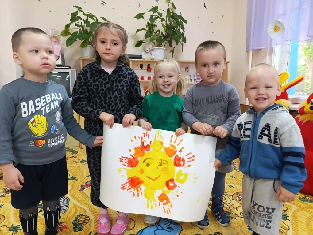 Тучка  прячется за лес,
Смотрит солнышко с небес,
И такое чистое,
Доброе, лучистое.

☀️Сегодня наши 