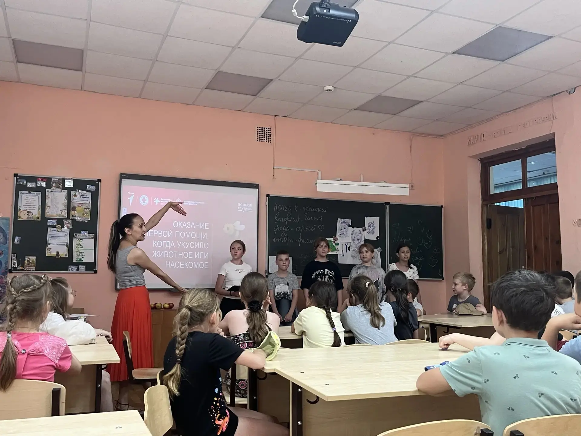Первая помощь: учимся на практике! 🔥

Сегодня ученики четвёртого отряда устроили настоящий мастер‑к