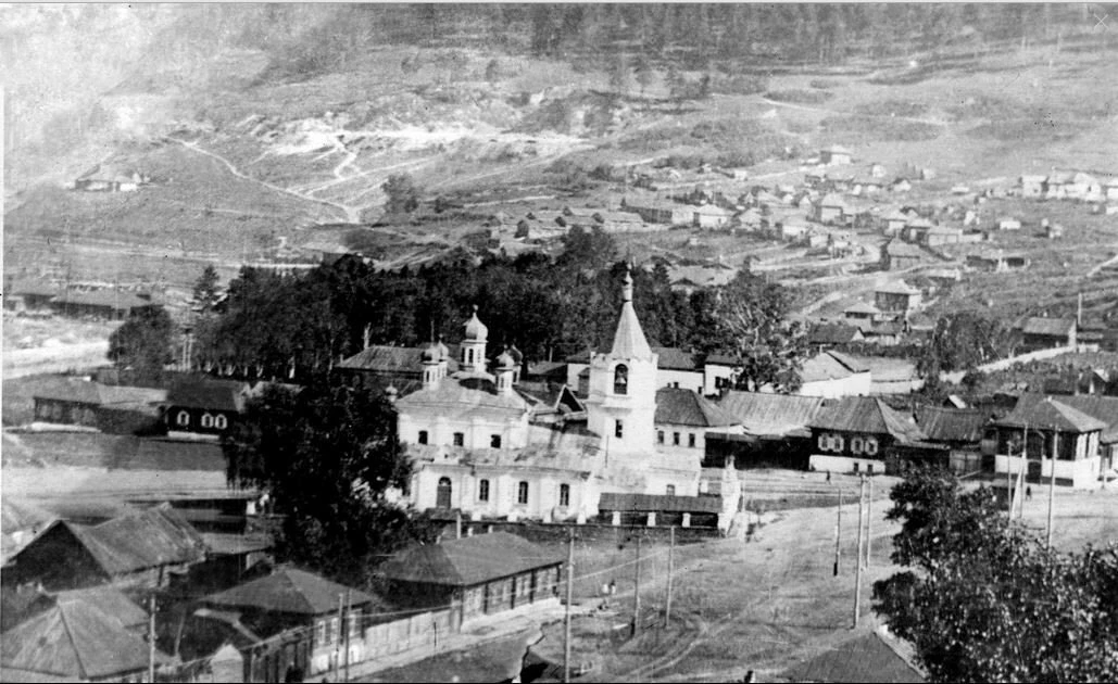 ✨ Ретро Златоуст.

Вид Петропавловскую церковь. 1900-1930 гг.