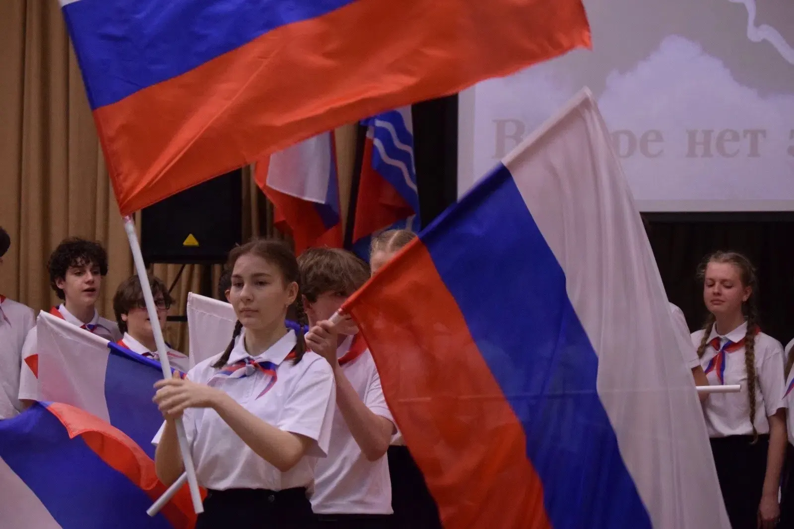 С Днём России!

🌞 Этот праздник — про то, что каждому дорого по-своему: родной дом, знакомые с детс