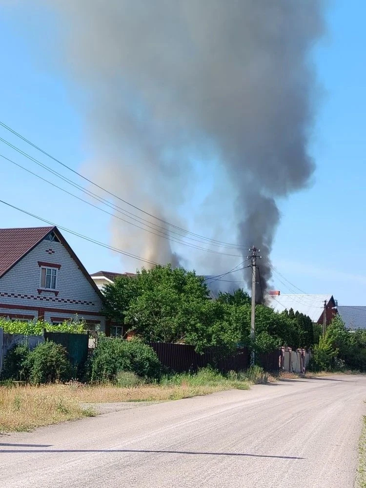 🔥 В Таволжанке утром загорелся частный дом.
Очевидцы сообщают, что позже на этой же улице загорелся