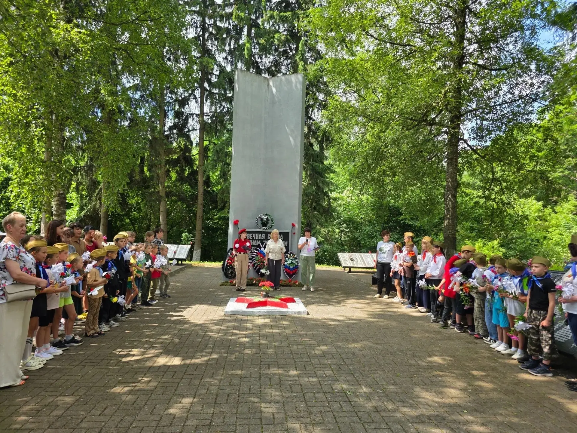 💥22 июня — День памяти и скорби

💥Сегодня в посёлке Ясная Поляна у братского захоронения прошёл ми