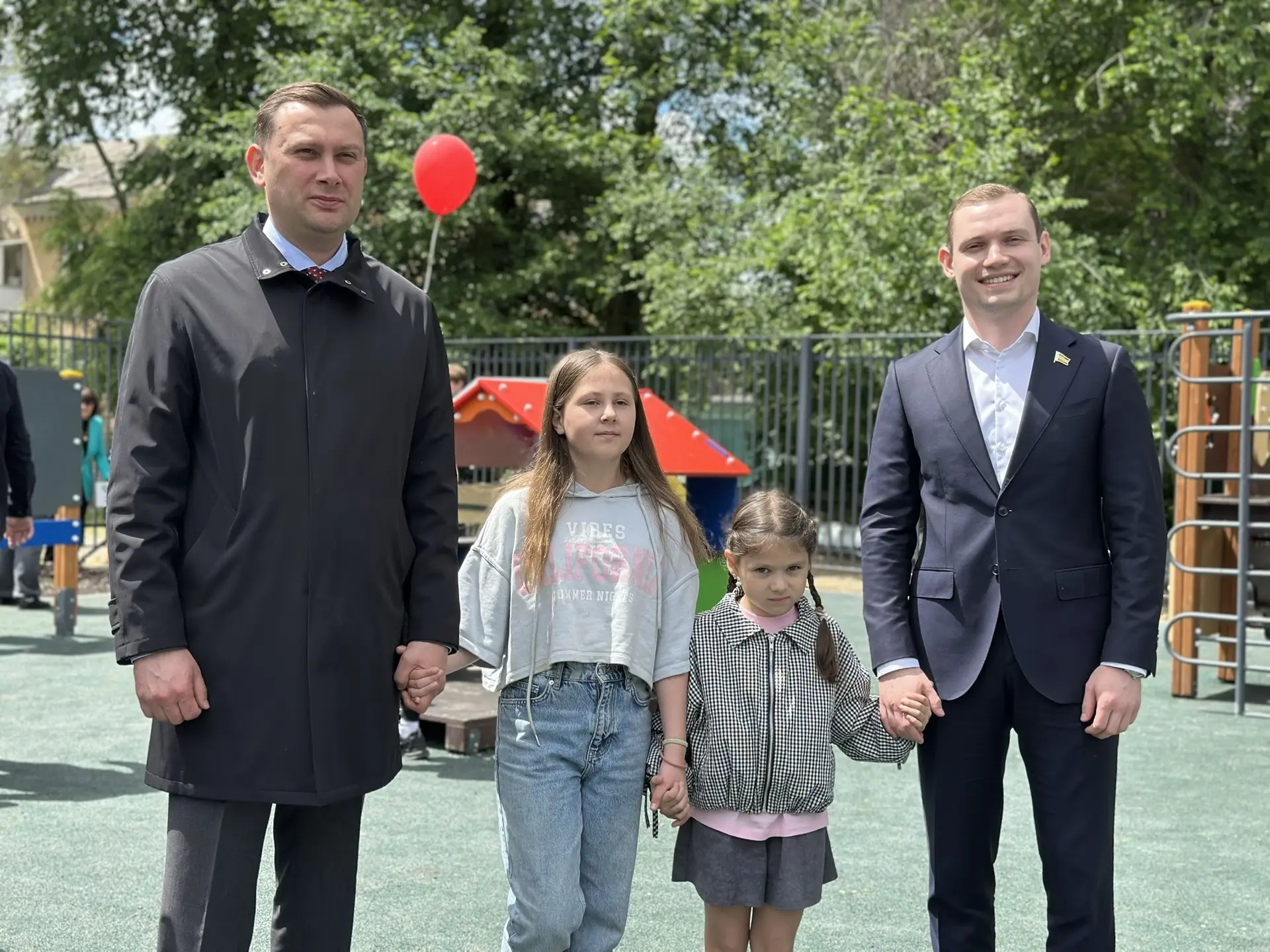 В Международный День защиты детей открыли обновленную детскую площадку прямо возле ДК «Октябрьский».