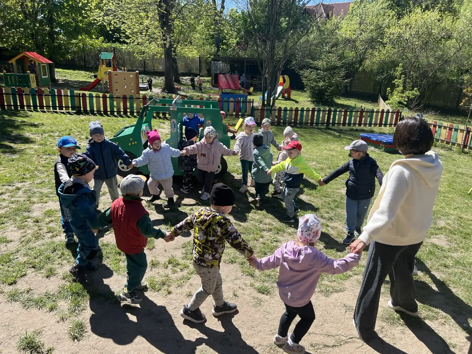 ☀️Подвижные игры на свежем воздухе - это прежде всего укрепление здоровья и хорошее настроение. 
💪И