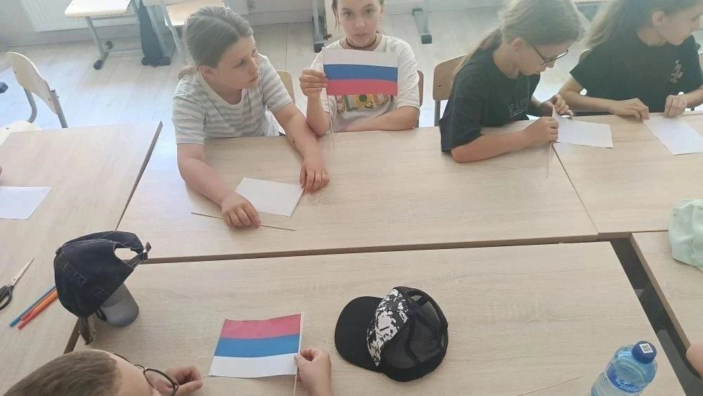 🇷🇺 Мастер-класс «Триколор своими руками» в лагере «Непоседы»!

11 июня, в честь Дня России 🎉 восп