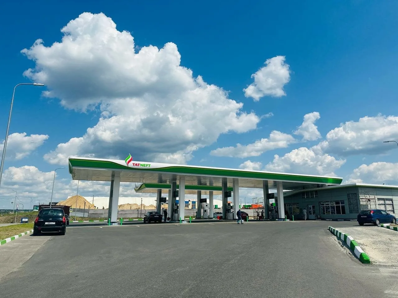 ⛽️«Татнефть» ввела на всех АЗС в России временный лимит на отпуск бензина и дизельного топлива.

Пом