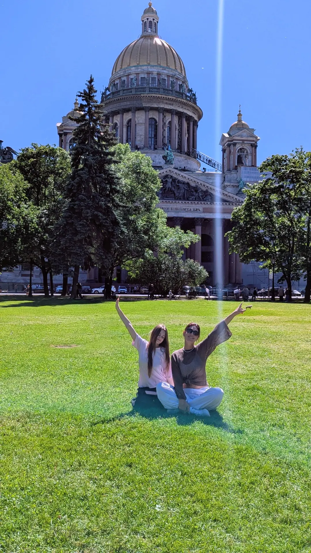 Сейчас наши туристы знакомятся с одним из самых красивых городов России — Санкт-Петербургом. Дворцы,