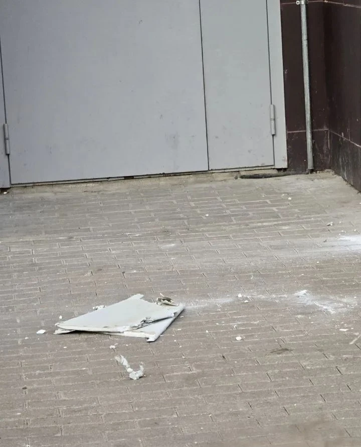 Здравствуйте, дорогие соседи . Ребёнок бросил с 17 этажа вот этот кусок гипсакортона .Чуть не постра