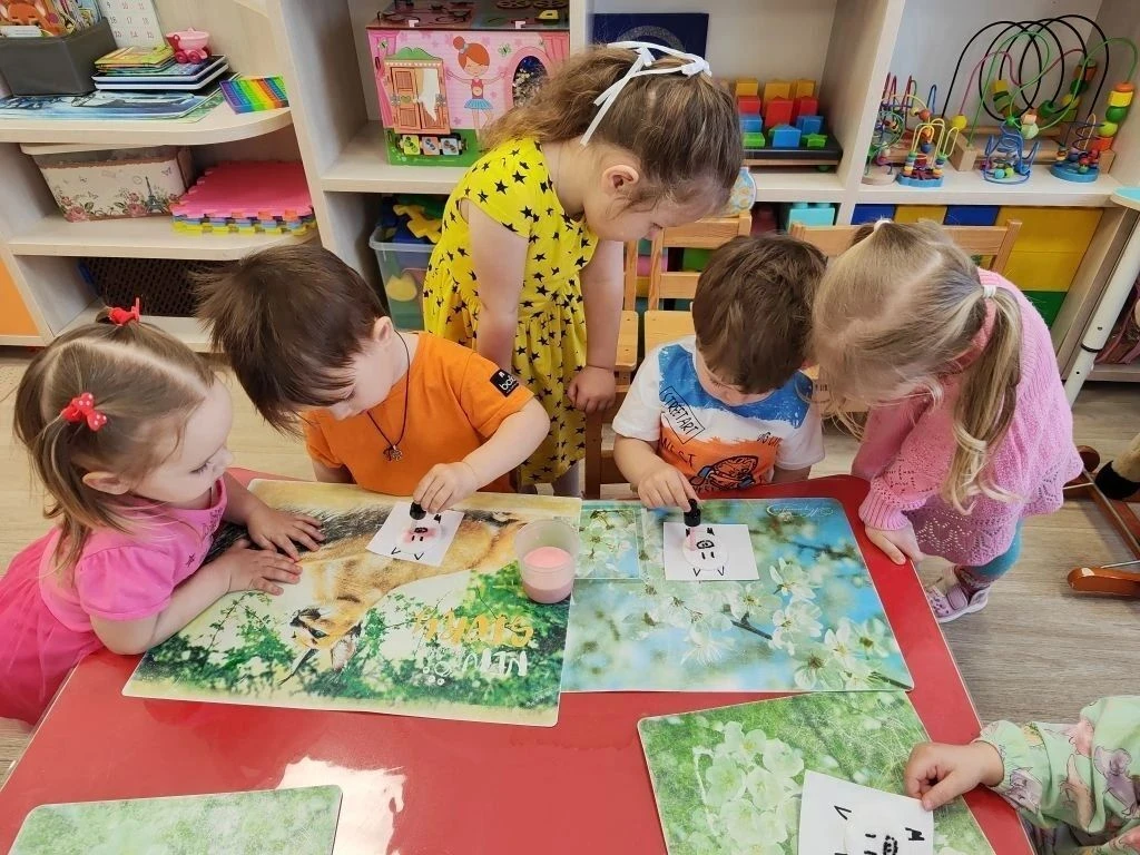 Один день из жизни детей 🎓

В ясельной группе «Солнечные зайчики» под руководством воспитателя Ковч