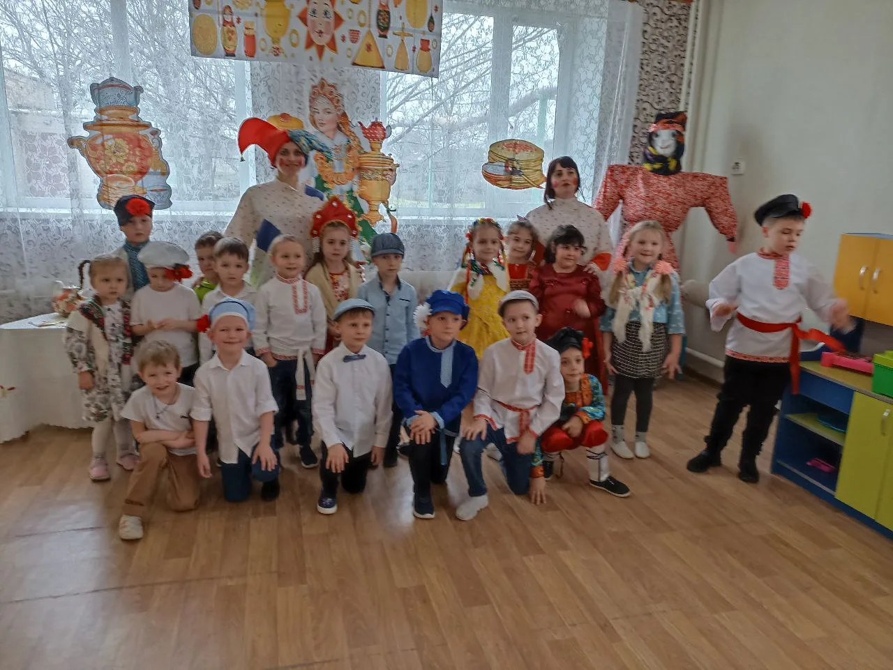Выходи, народ,
Становись у ворот
Весну закликать,
Зимушку провожать.
Весна, весна-красна,
Приди, вес