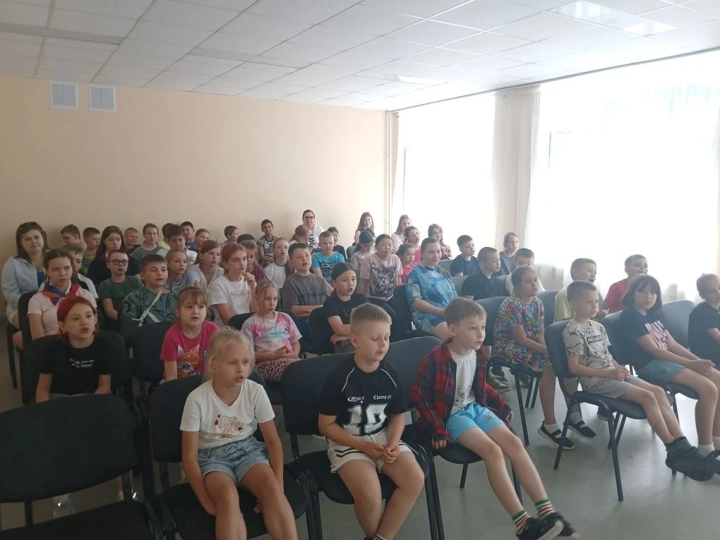 Наш День России удался на славу! В пришкольном лагере прошёл весёлый концерт, а затем ребята вышли в