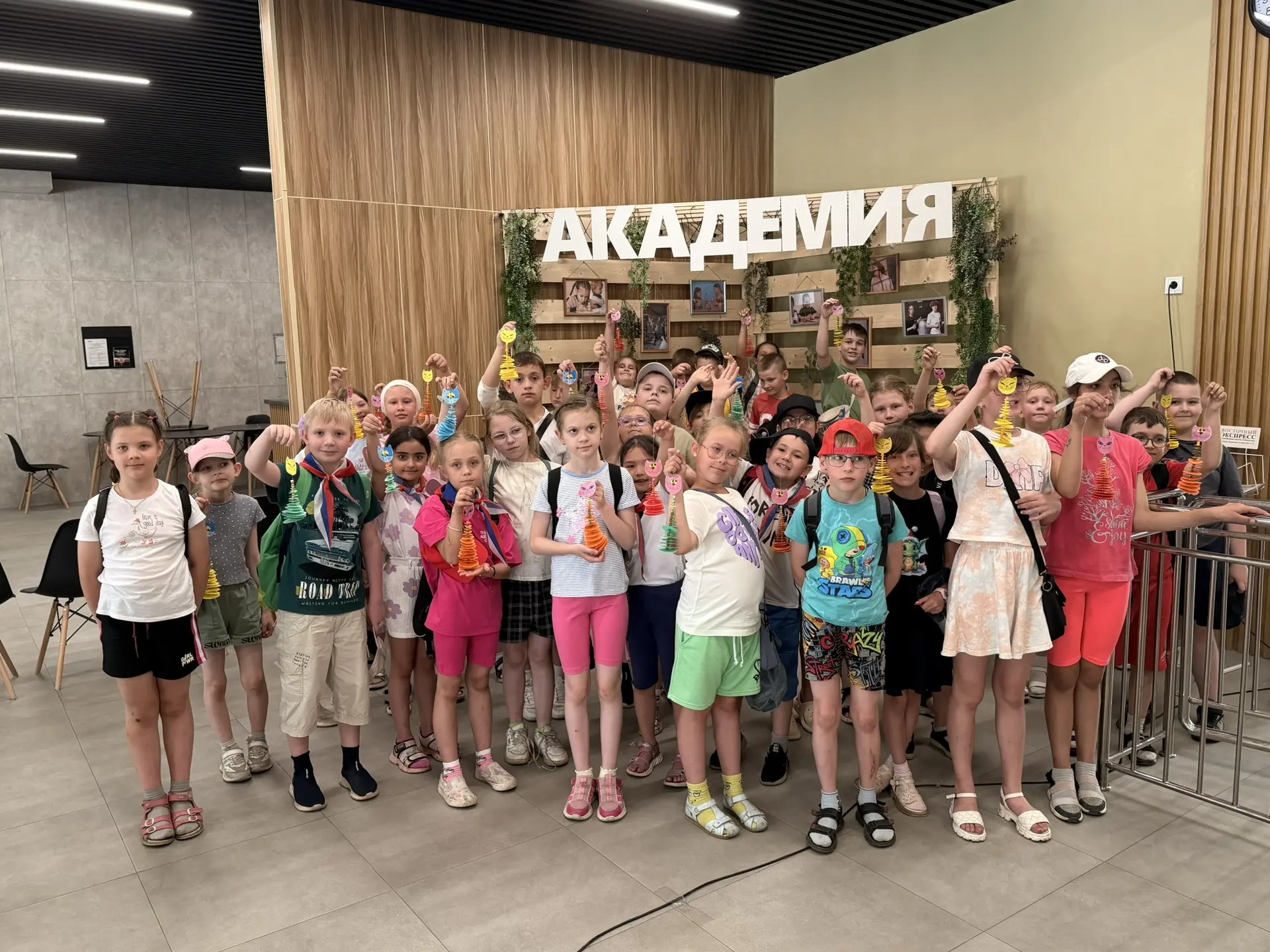 📣 10 июня 2026 г. пришкольный лагерь «Алый парус» ЦО 8 посетил «Академию творчества» и принял участ