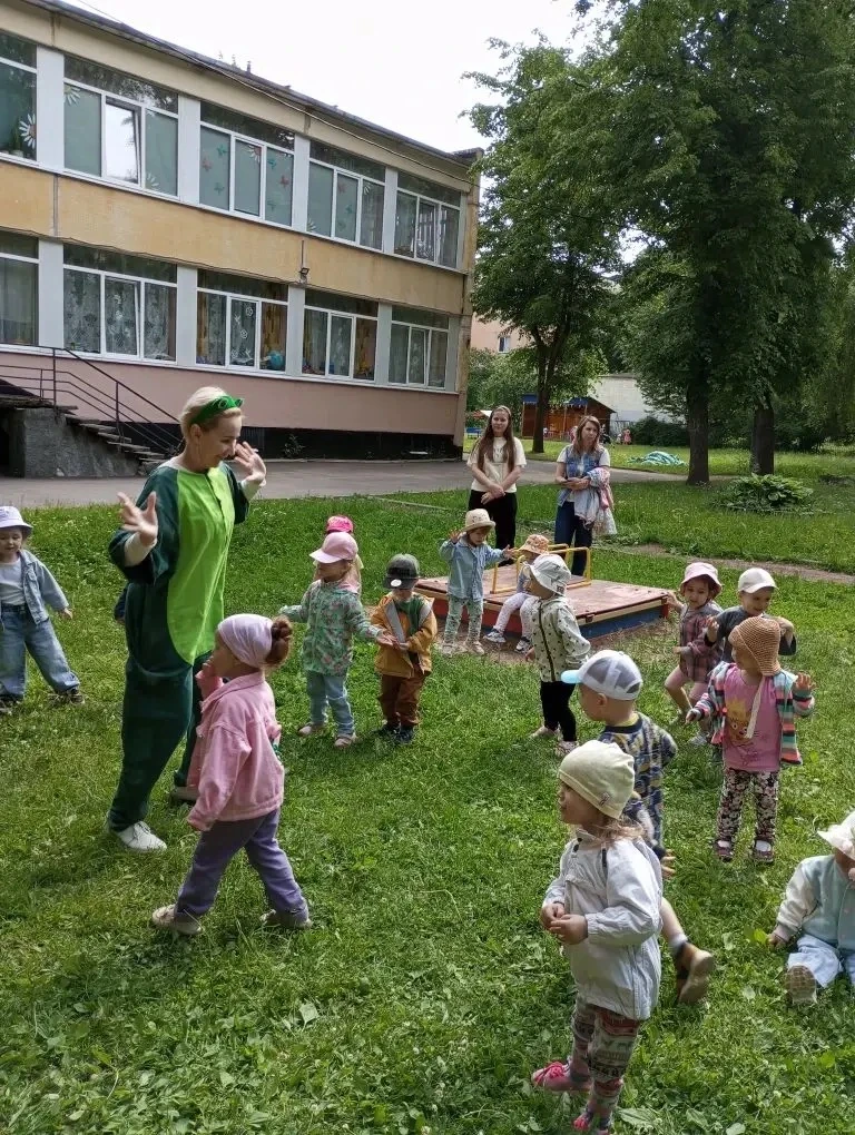После дождика, к деткам групп раннего возраста прискакала зеленая лягушка, белка, прилетела птичка и
