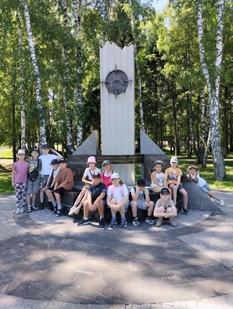 Сегодня, в День русского языка и Пушкинский день России, наш лагерь отправился в гости в библиотеку 