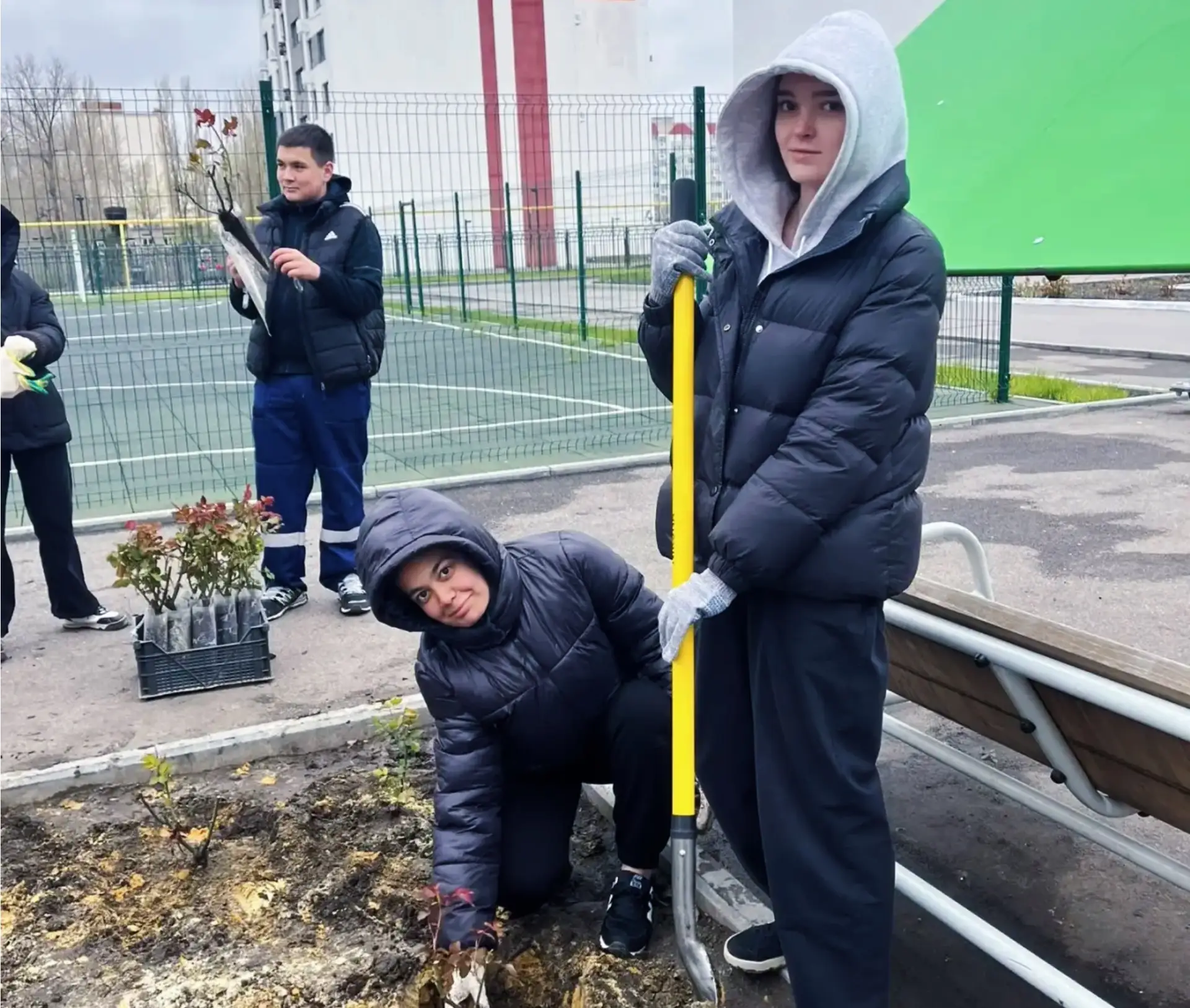🌳🌲Эффективная суббота «Украсим Землю цветами» по озеленению школьной территории прошла в МОУ «СОШ 