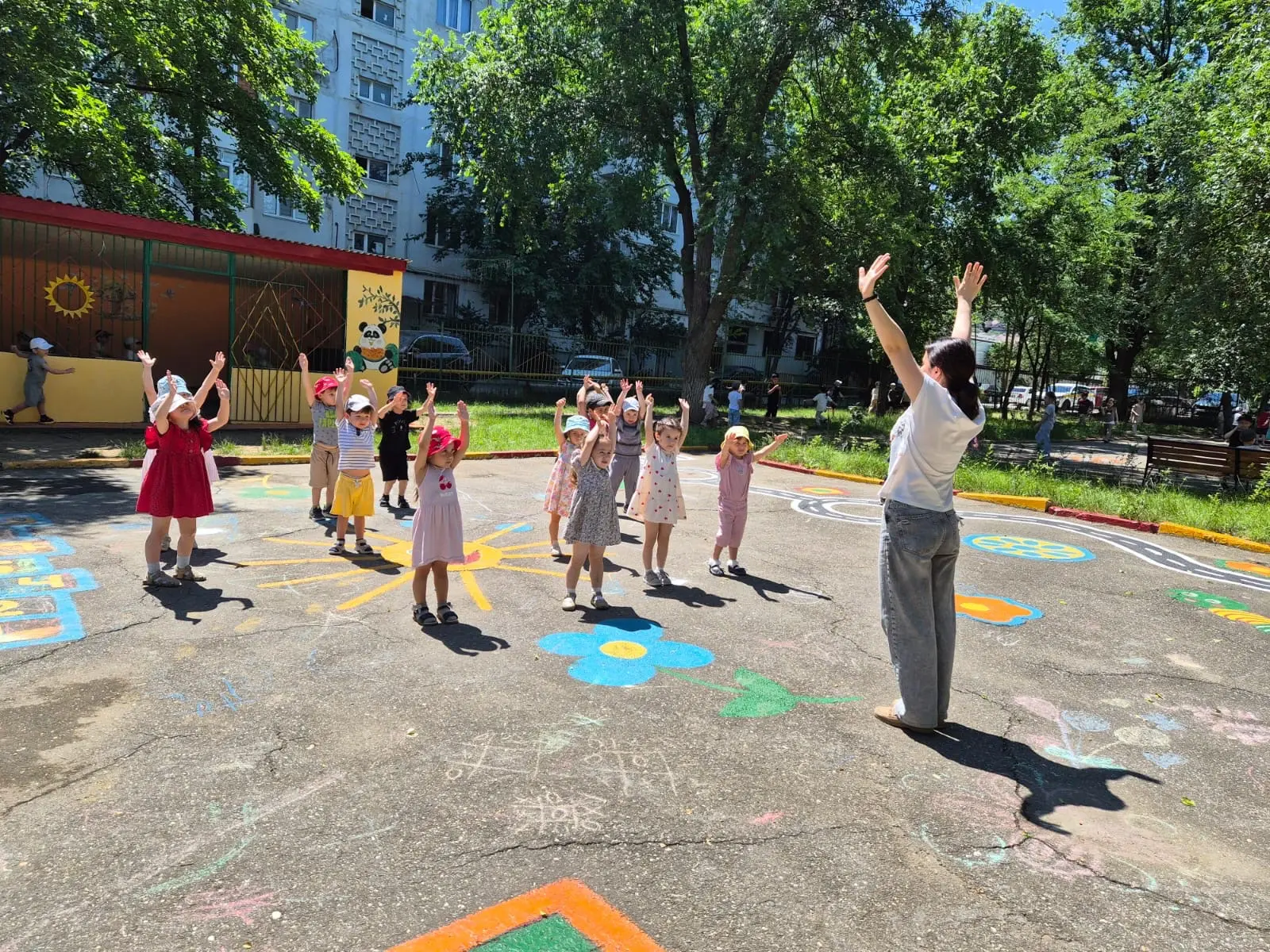 Каждое утро, под веселую зарядку, мы начинаем наш летний день ☀️☀️☀️