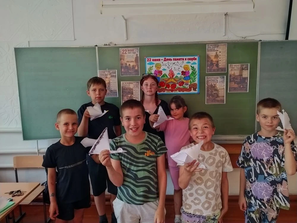 Закончился день Памяти изготовлением бумажных журавликов.
