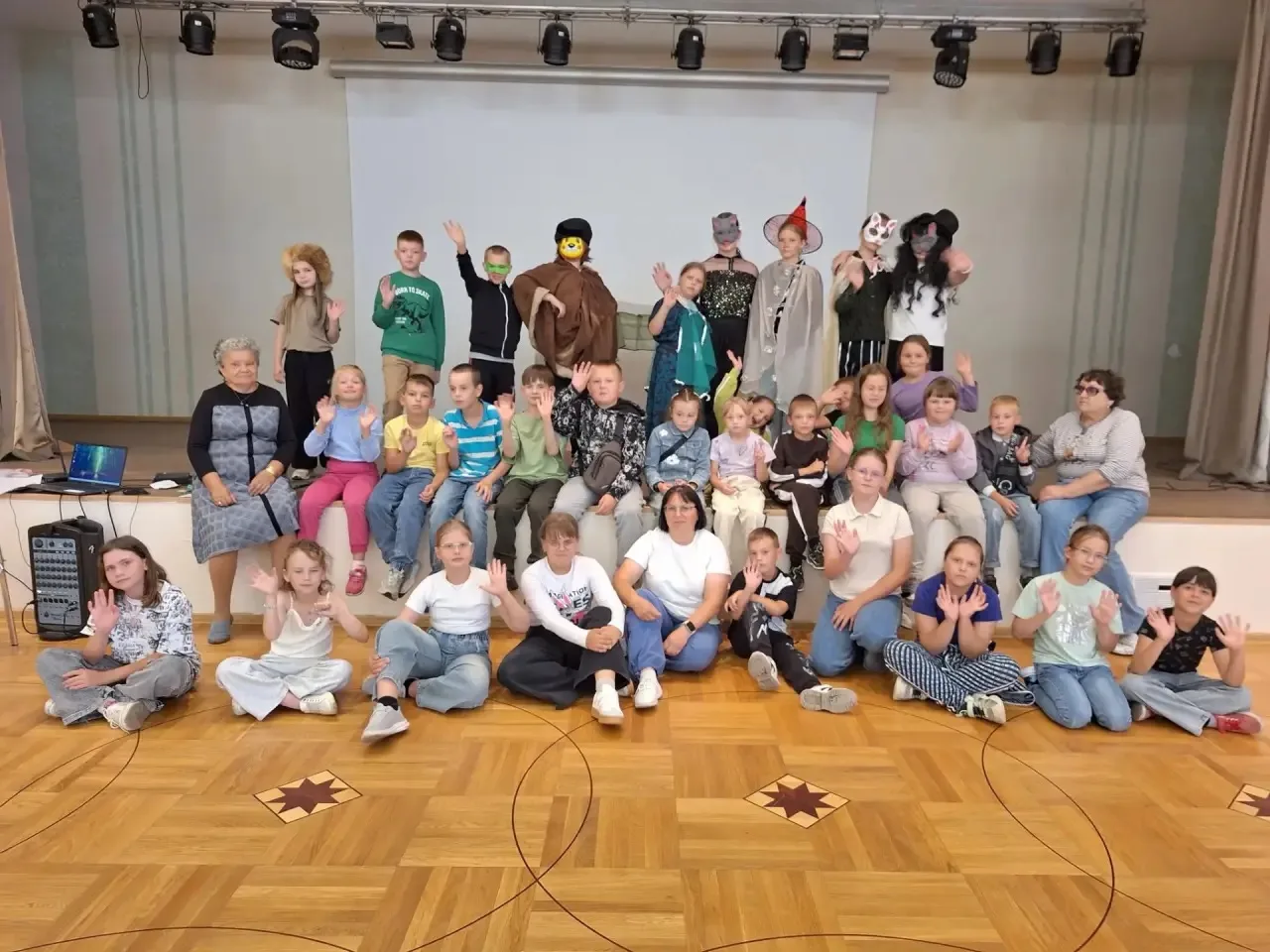 День сказки в лагере «Апельсин»! 🧙

С самого утра ребята отправились в кинотеатр - и погрузились в 