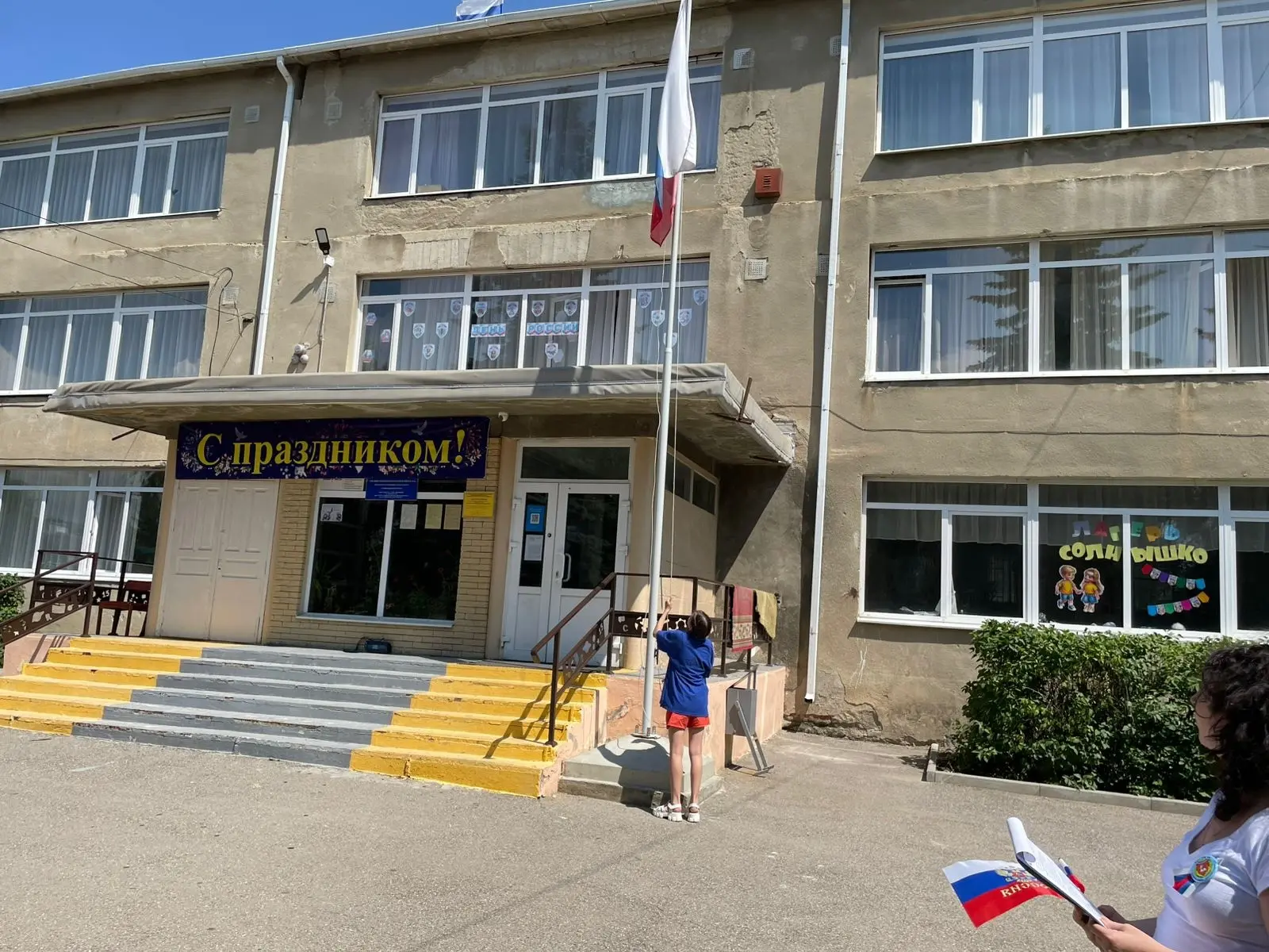 В Предгорном округе день в пришкольных лагерях начинается с подъема государственного флага

В приш
