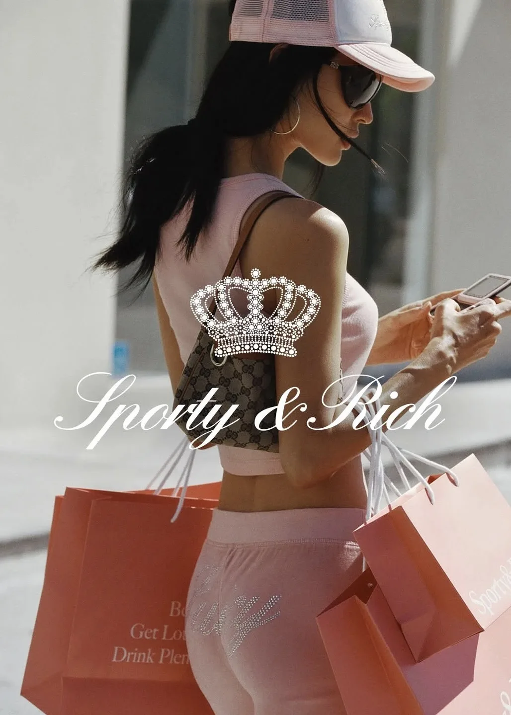 На связи Париж и свежие новости моды в рубрике #порижзвонил 🩷

— Sporty & Rich и Juicy Couture выпу