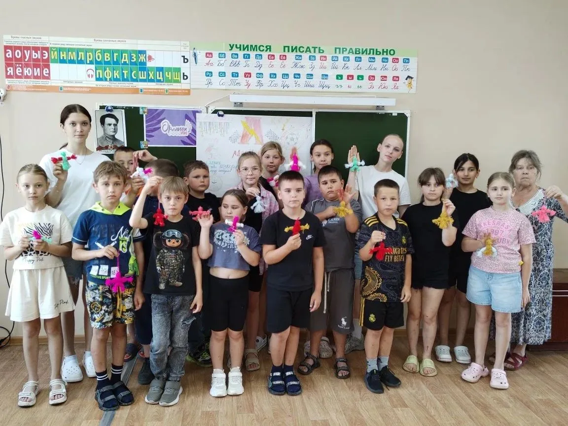 В нашем пришкольном лагере "Остров Сокровищ" состоялся День творчества, заботы и позитива! Ребята с 