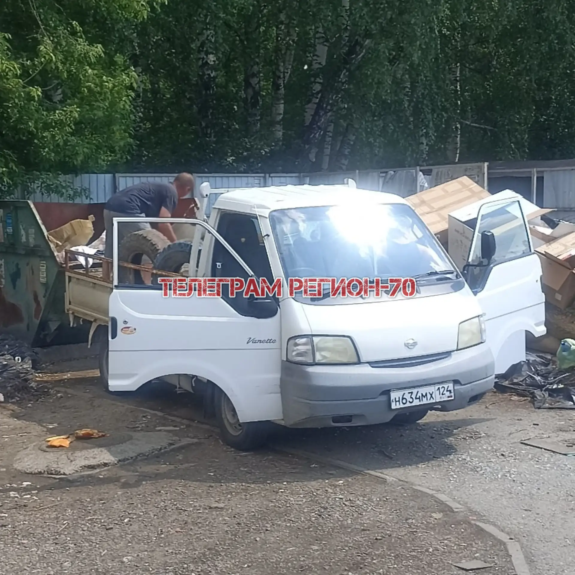 🗣 От подписчика 😡 Мусорные контейнеры и так переполнены, а мусор приезжают выкидывать целыми грузо