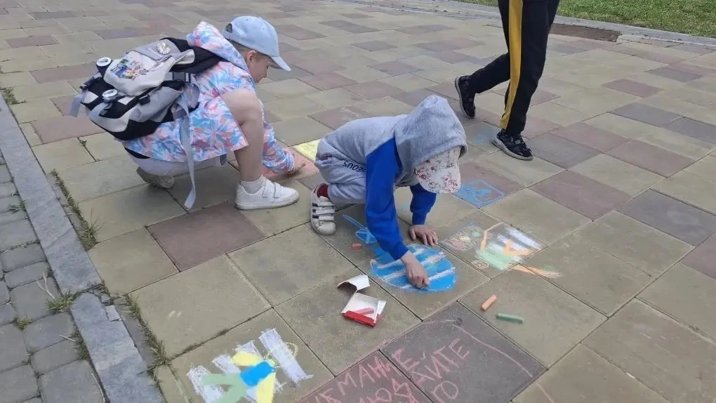 🎨 В лагере «Патриот» прошла крутая акция #ПДДнаАсфальте! 🚔
В рамках мероприятия «Внимание — дети!»
