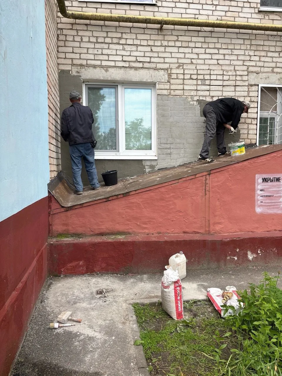 Производим оштукатуривание стены в местах разрушения кирпичной кладки МКД по ул. Садовая, 118В в рай