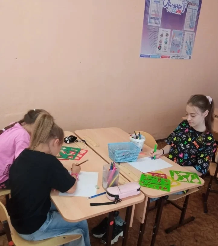 🎨 В нашем лагере творится магия!

В летнем пришкольном лагере ведёт свою работу творческий кружок «