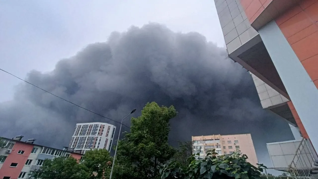 🔥 Во Владивостоке произошёл крупный пожар.

По словам очевидцев, в районе улицы Днепровской загорел