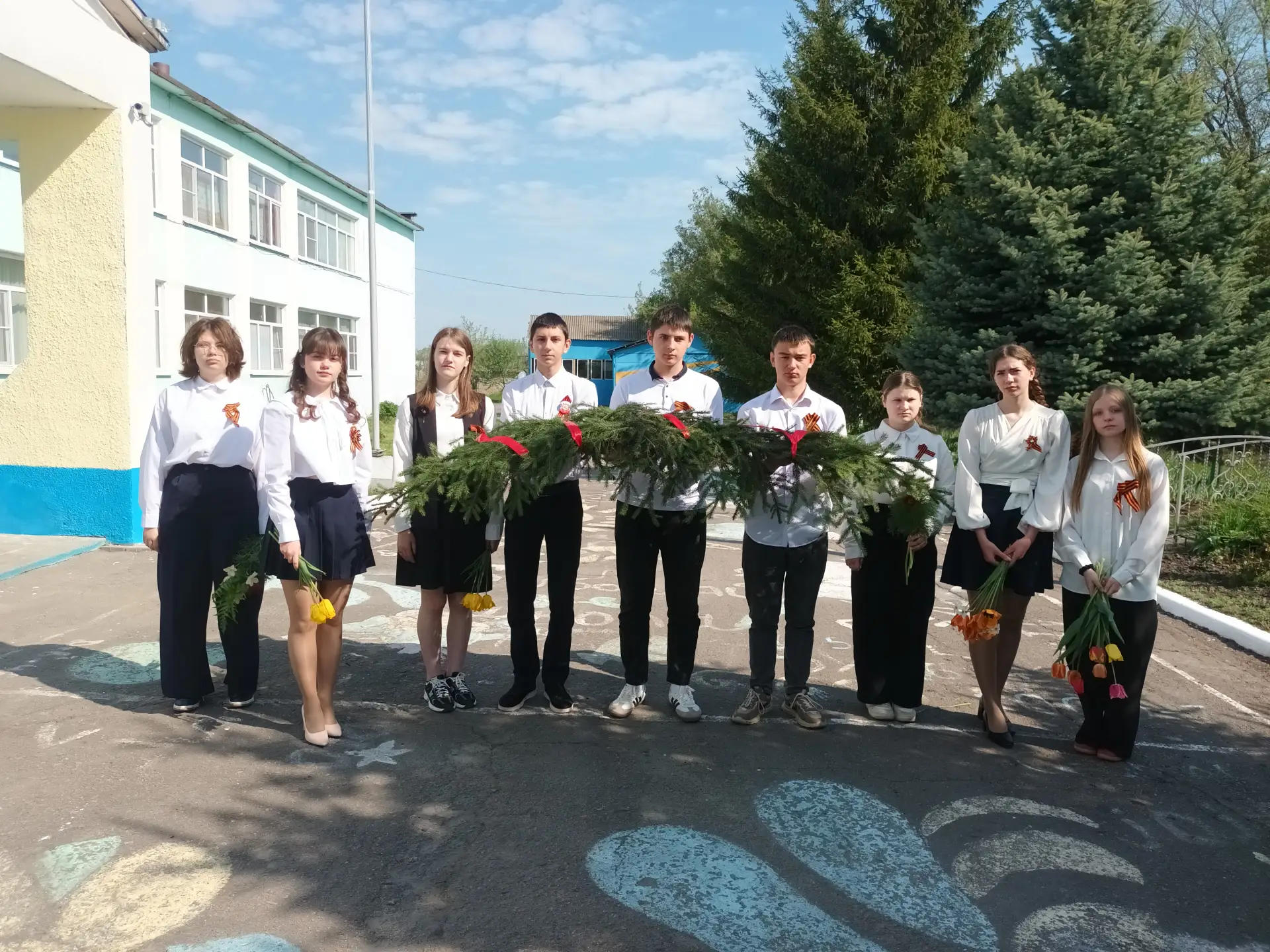 В преддверии Дня Победы активисты Движения первых нашей школы приняли участие в торжественной церемо