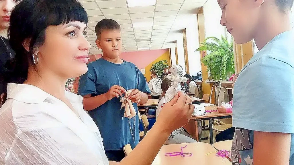 В лагере "Родничок" состоялся мастер-класс «Куколка Берегиня» — главный семейный оберег». 

Кукла Бе