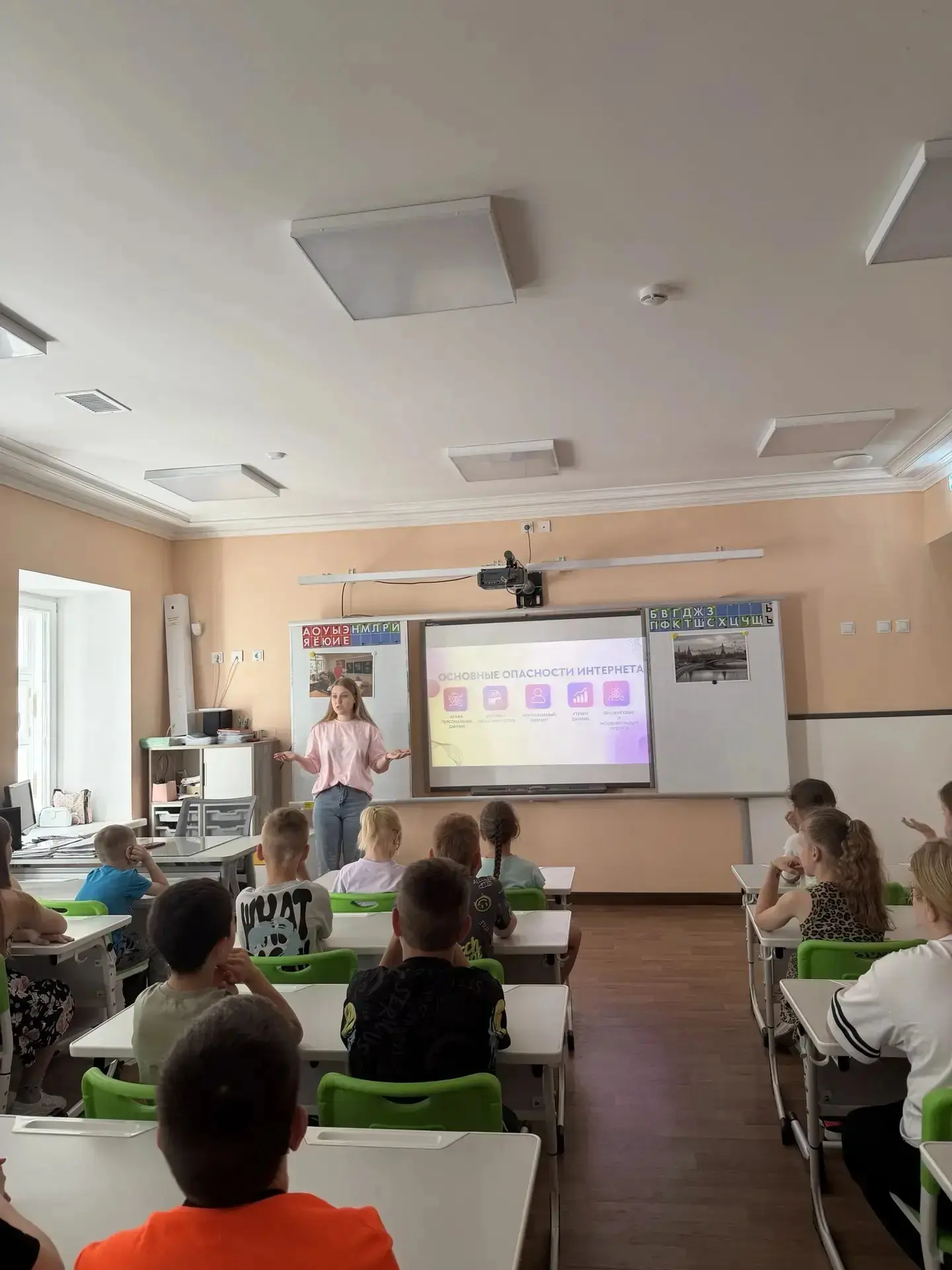 Сегодня  гимназисты, посещающие лагерь "Солнышко", приняли участие в беседе и викторине, посвящённым