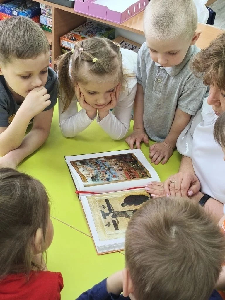 Пасха светлый, добрый праздник,
Праздник счастья, красоты.
Он несет нам всем надежду.
Чтоб добрее ст