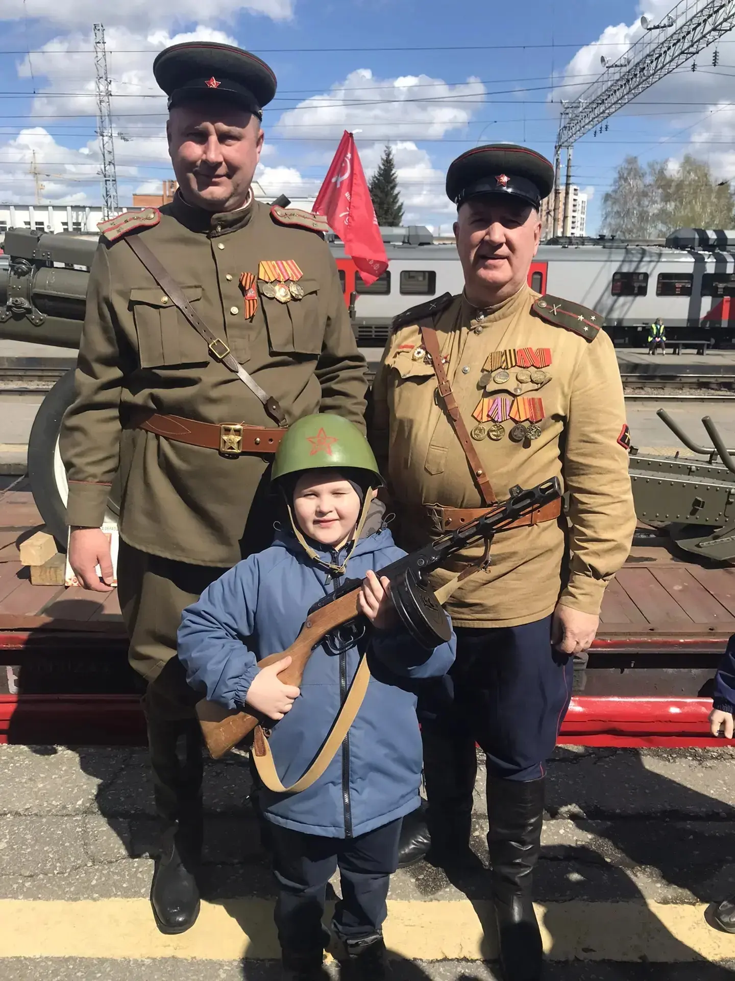 Утром 2 мая воспитанники подготовительной к школе группы вместе с родителями и воспитателями на стан