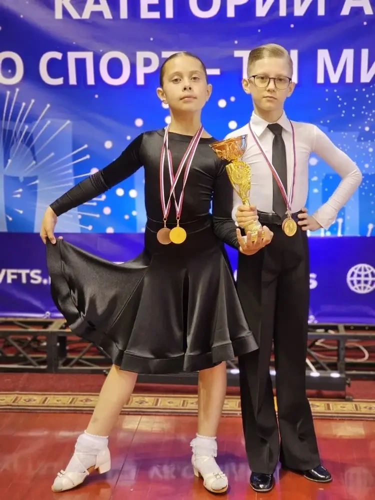 🏆 Два комплекта наград — одна блестящая пара!

Поздравляем наших юных танцоров с выдающимся выступл