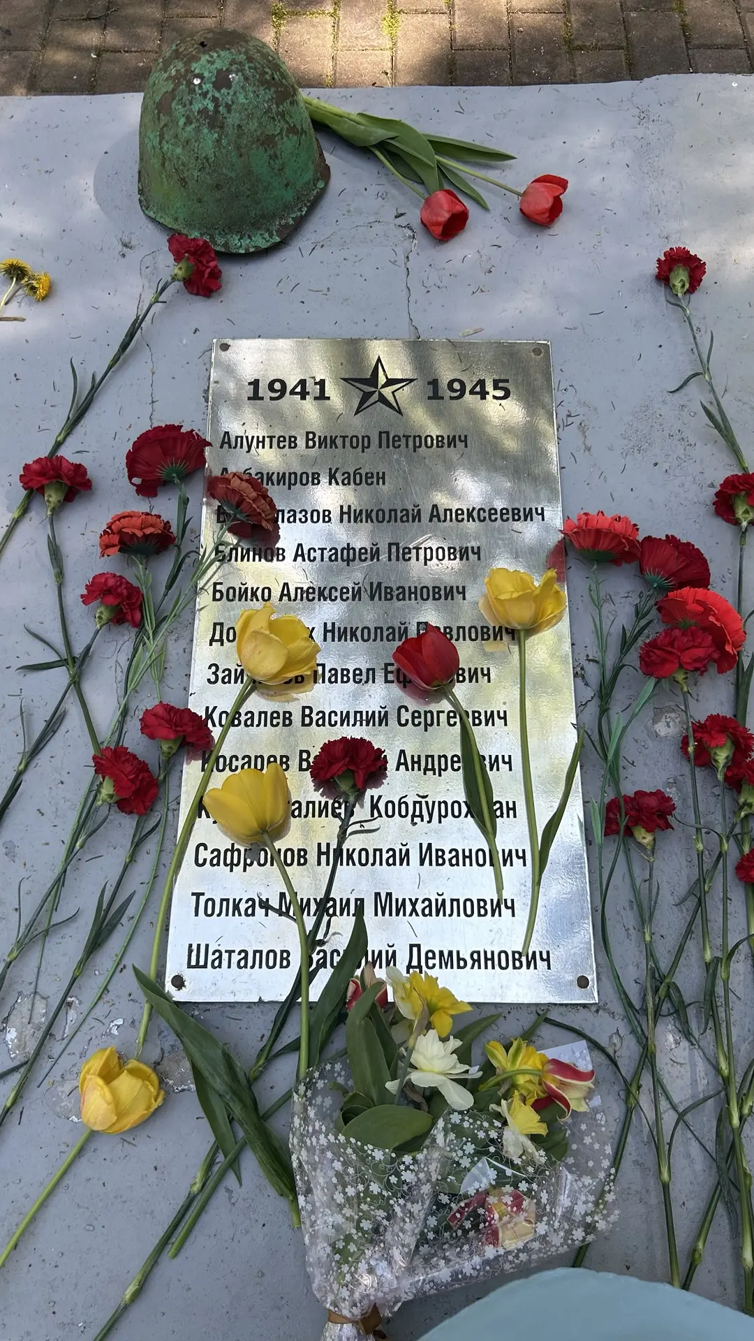 Чтим память героев 🎖️🪖
Учащиеся нашей школы приняли участие в торжественном возложении цветов на м