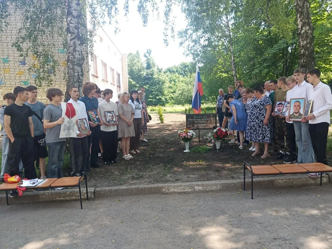 Мы Вместе. Сегодня, в канун Дня России, собрались родители, родственники, знакомые, учащиеся школы, 