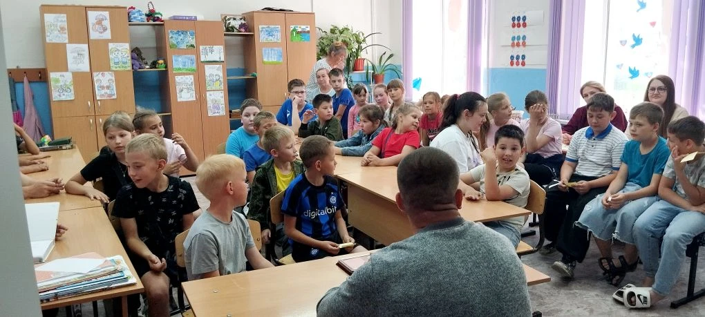 Сегодня на встречу с воспитанниками школьного летнего лагеря пришёл  участник специальной военной оп