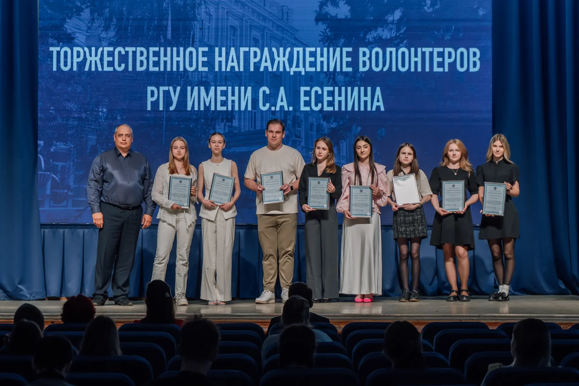 Добро – основа жизни ❤️

В университете наградили волонтёров, помогавших в самых разных областях в т